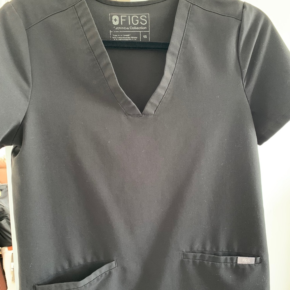 XS FIGS CASMA THREE POCKET SCRUB TOP
